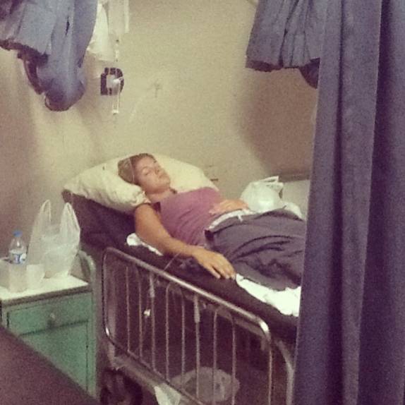 A Ana descansa em leito de hospital em Puerto Maldonado, no Peru